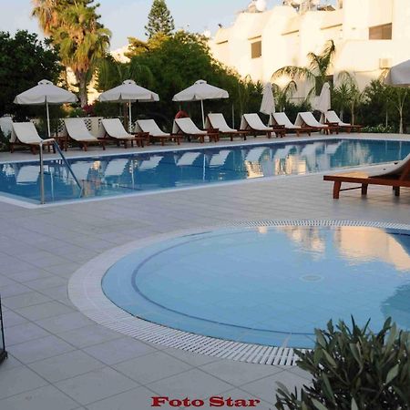 Frixos Suites Hotel Apartments Larnaca Bagian luar foto