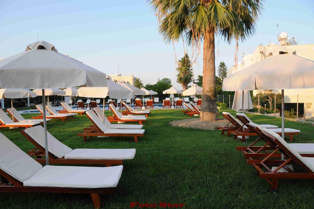 Frixos Suites Hotel Apartments Larnaca Bagian luar foto