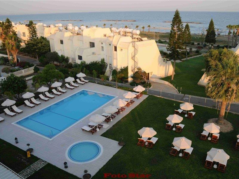 Frixos Suites Hotel Apartments Larnaca Bagian luar foto