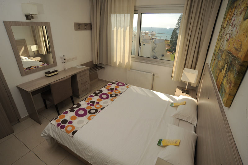 Frixos Suites Hotel Apartments Larnaca Bagian luar foto