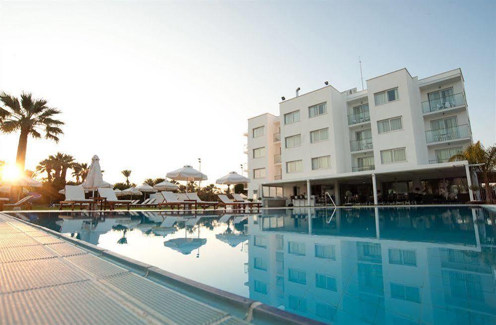 Frixos Suites Hotel Apartments Larnaca Bagian luar foto